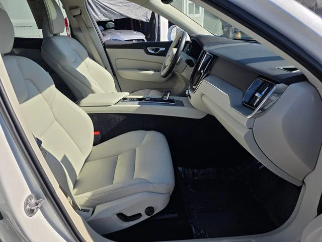 2023 Volvo XC60 Plus - Photo 10