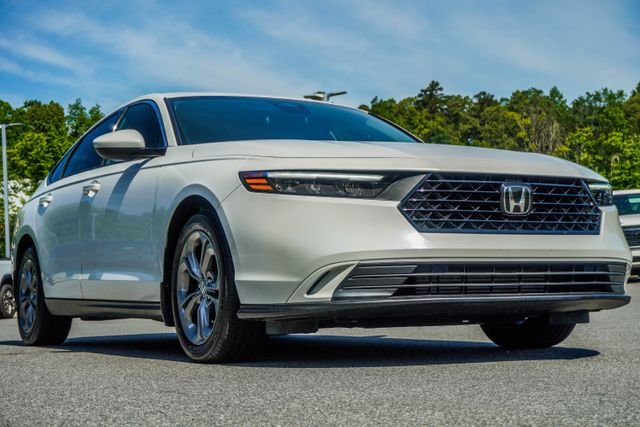 Used 2023 White Honda EX image 4