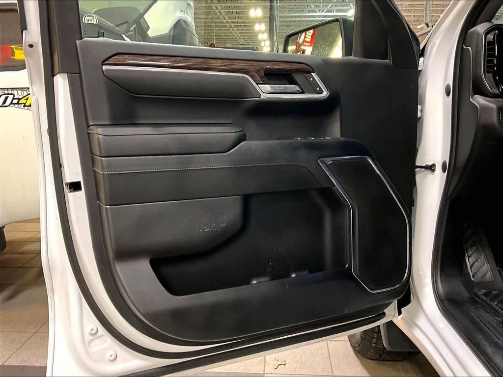 Used 2023 White GMC Elevation image 9