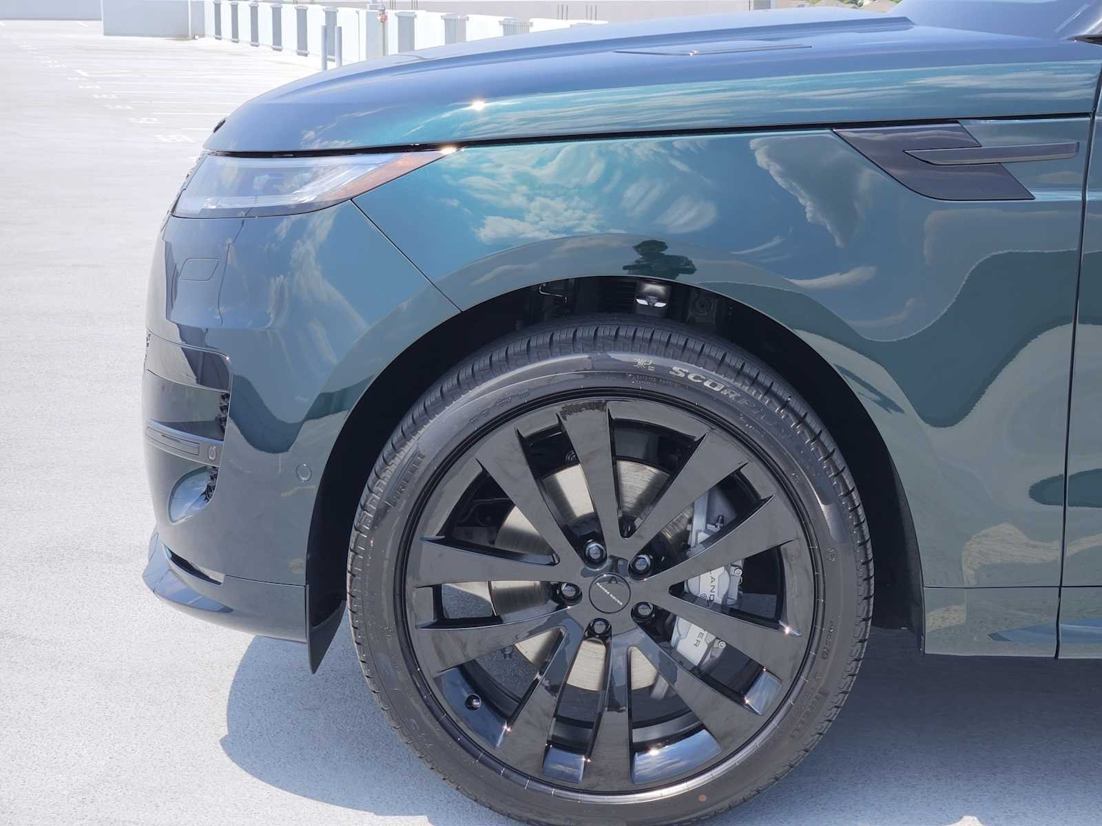 New 2027 British Racing Green LAND ROVER Dynamic SE P400 image 9