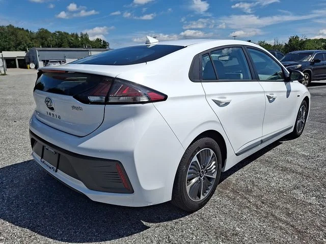 Used 2020 White Hyundai SE image 5