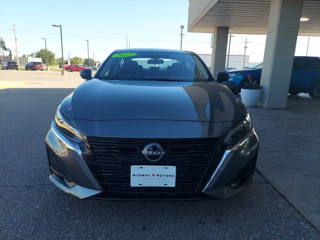 Used 2025 Nissan Altima SV with VIN 1N4BL4DV8SN355183 for sale in Hutchinson, KS