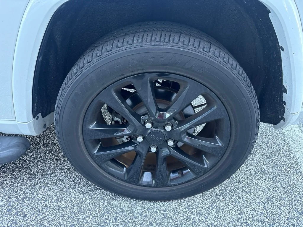 Used 2020 White Jeep Altitude image 23