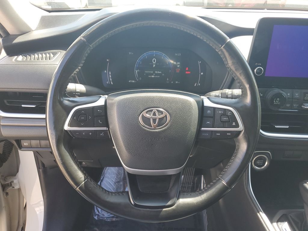 Used 2024 Cream Toyota XLE image 28