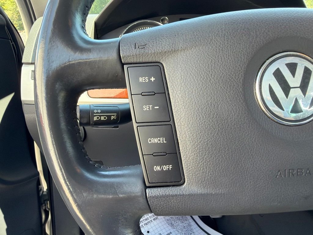 Used 2006 Silver Volkswagen V10 TDI image 29
