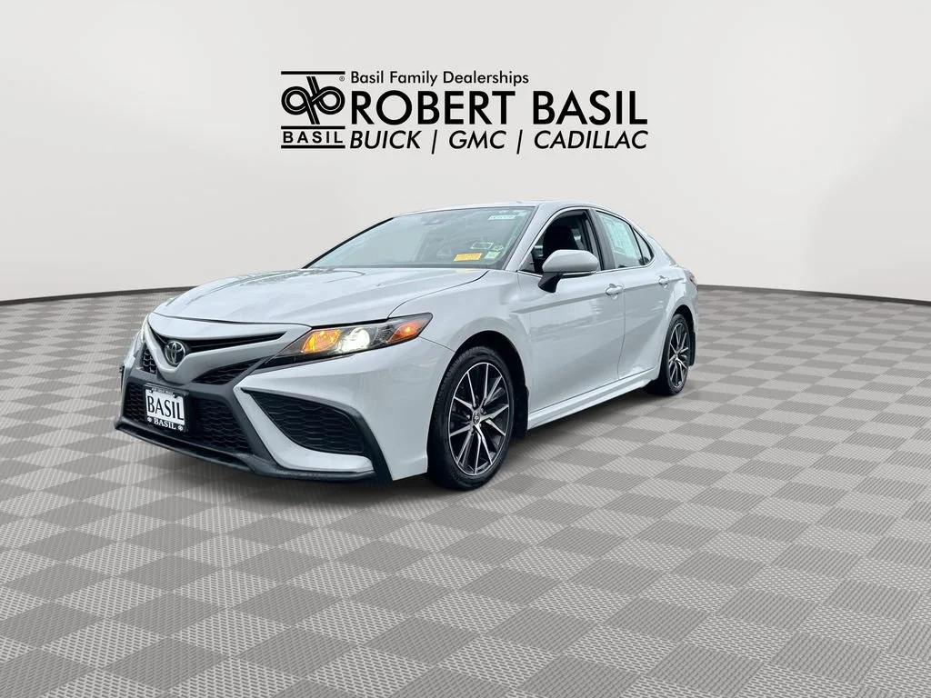 Used 2024  Toyota SE image 4