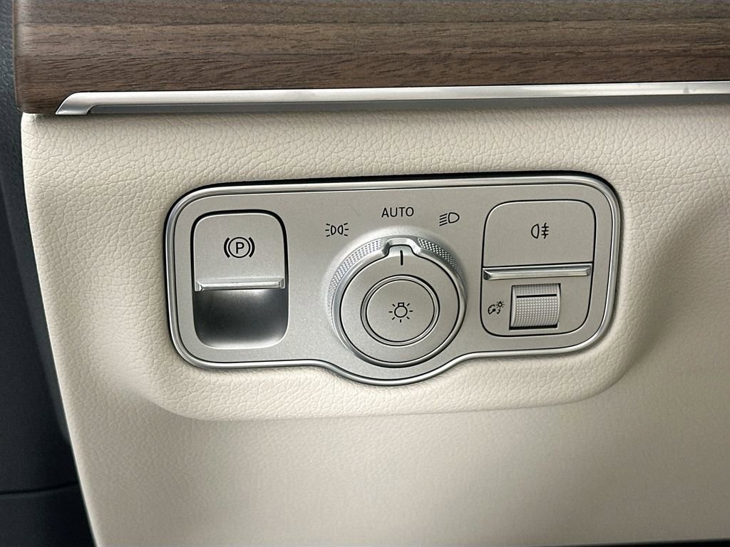 New 2026 MANUFAKTUR Moonlight White Metallic Mercedes-Benz GLE 450 image 44