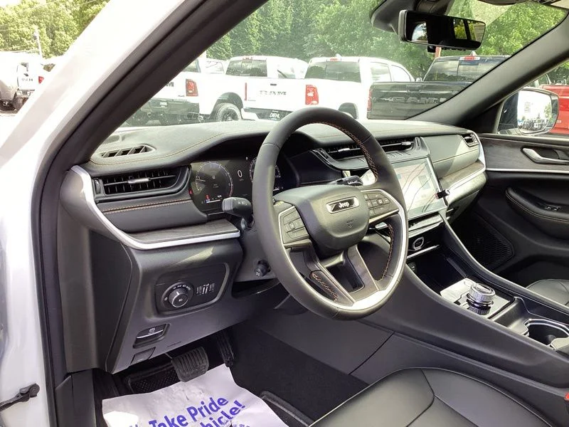 New 2026 Bright White Clear-Coat Exterior Paint Jeep  image 28