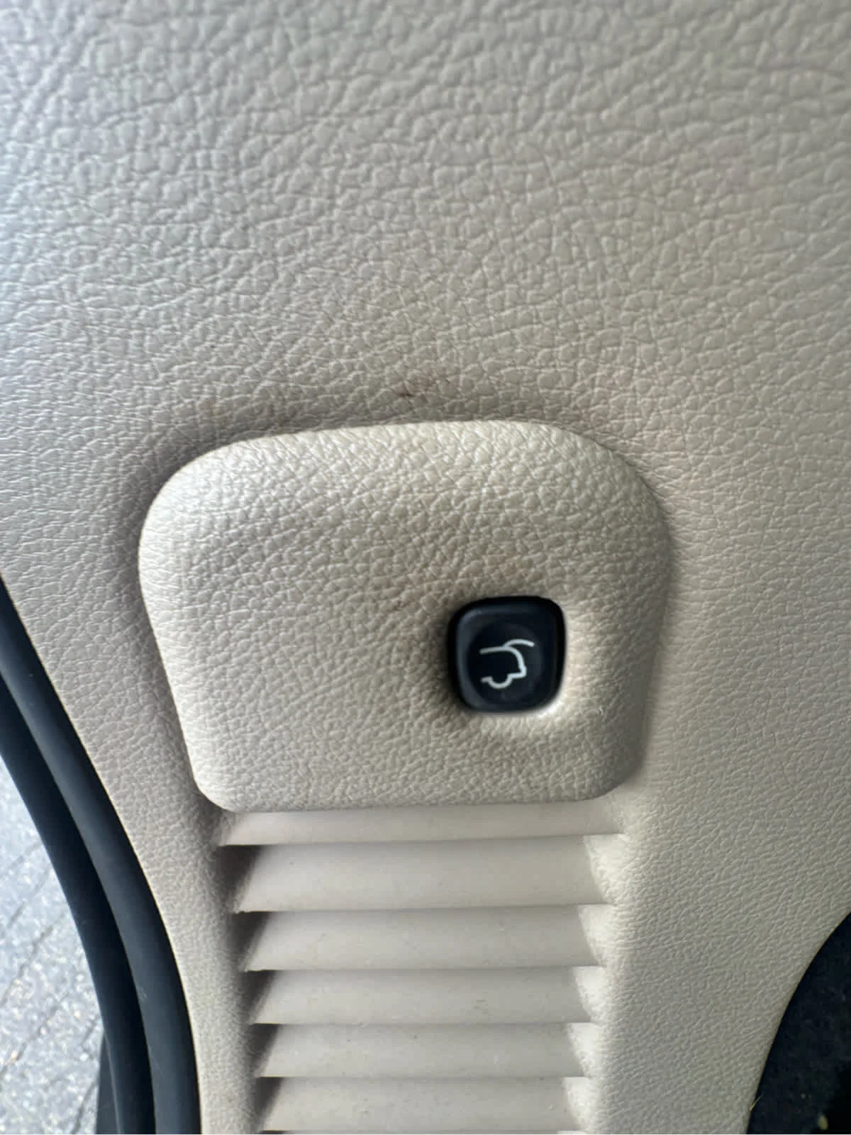 Used 2017 Diamond Black Crystal Pearlcoat Jeep Limited image 24