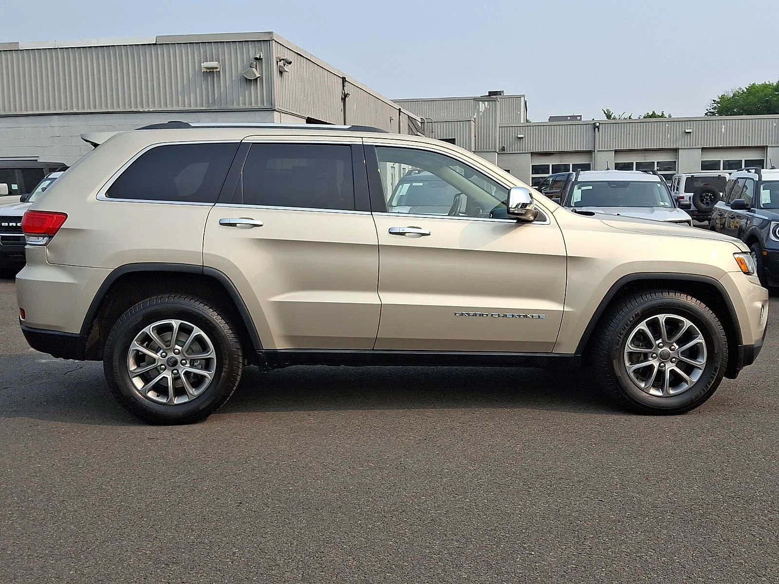 Used 2014 Cashmere Pearlcoat Jeep Limited image 7
