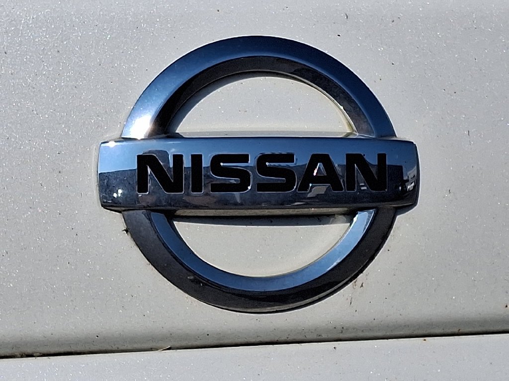 Used 2018 White Nissan SL image 9