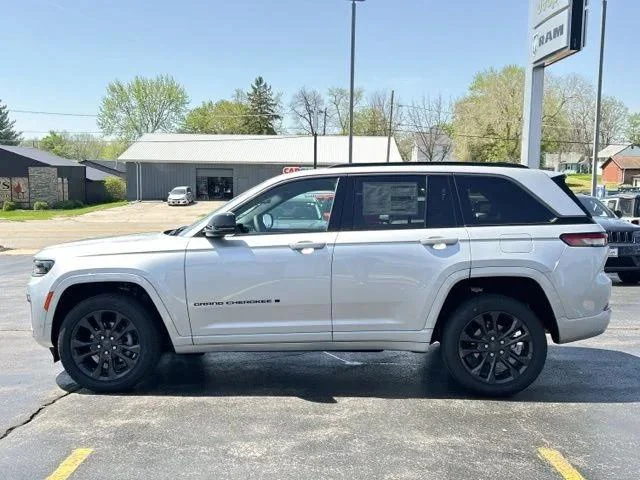 New 2026 Silver Zynith Exterior Paint Jeep Limited image 6