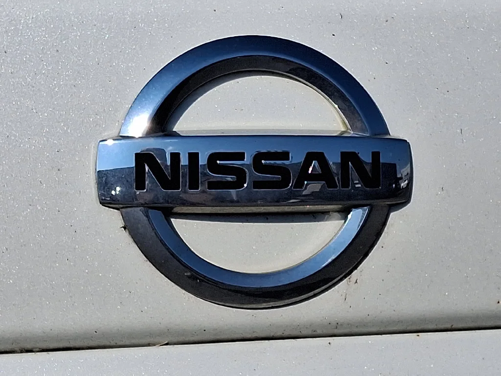 Used 2018 White Nissan SL image 9