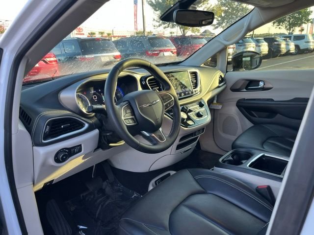 Used 2024 White Chrysler Touring L image 6