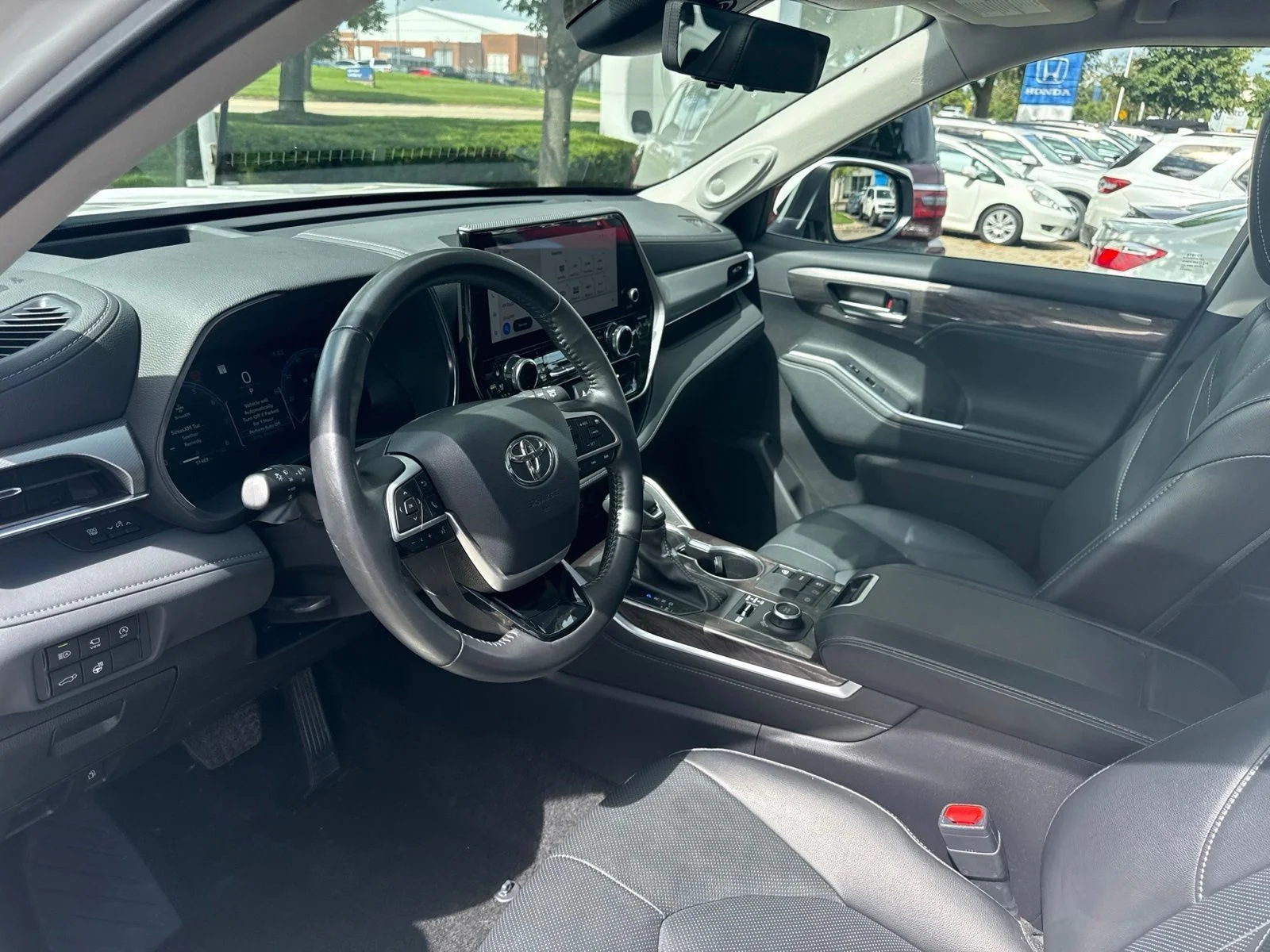 Used 2024 Pearl Toyota Platinum image 18