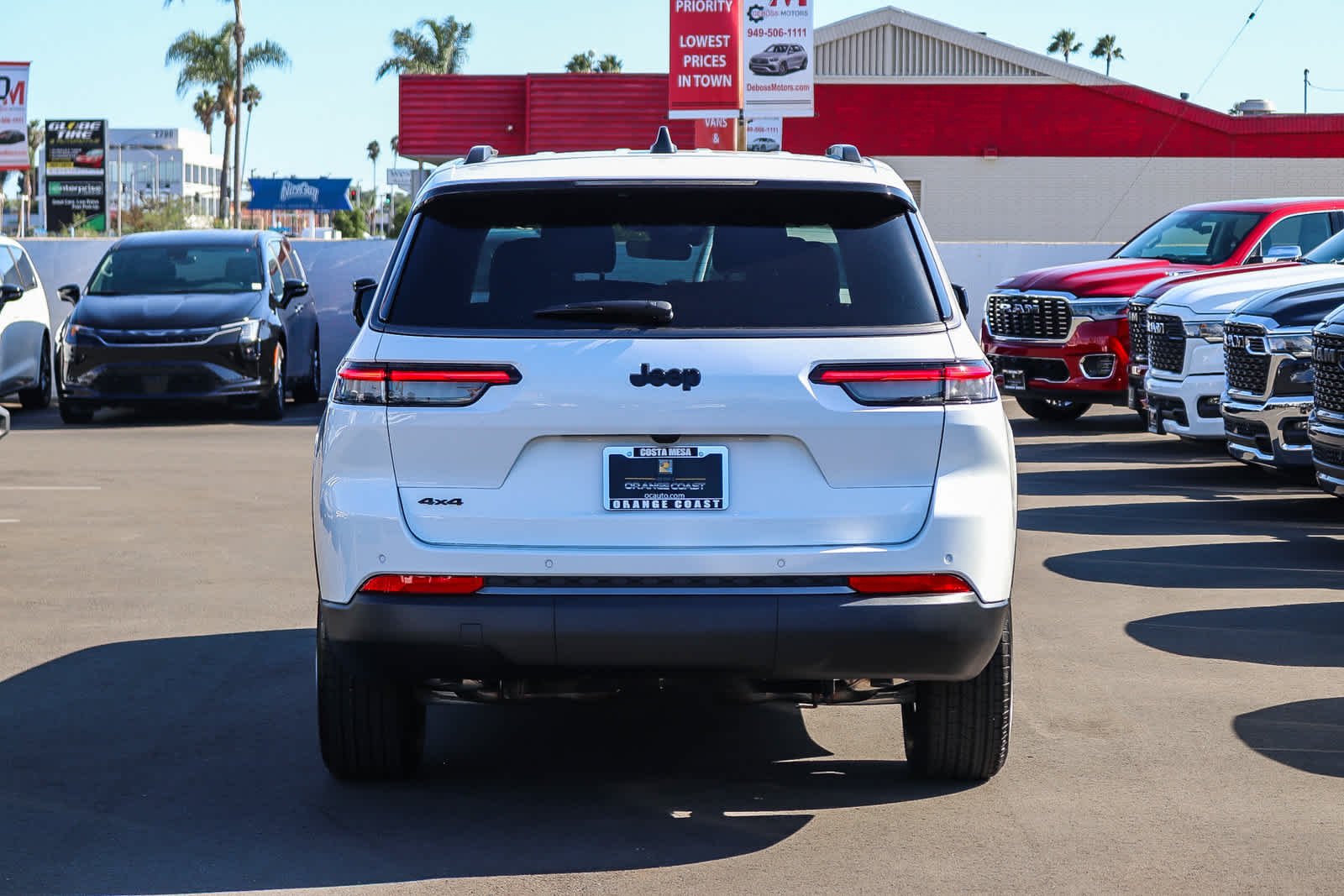 New 2027 Bright White Clear-Coat Paint Jeep Laredo Altitude image 5