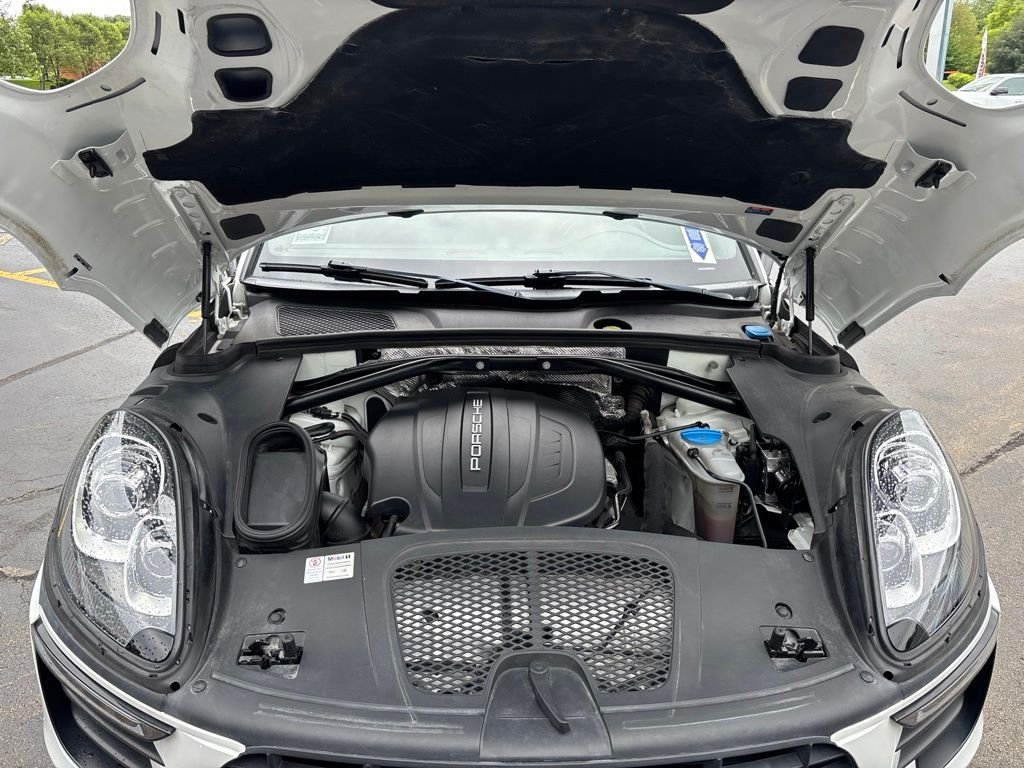 Used 2017 White Porsche Base image 10