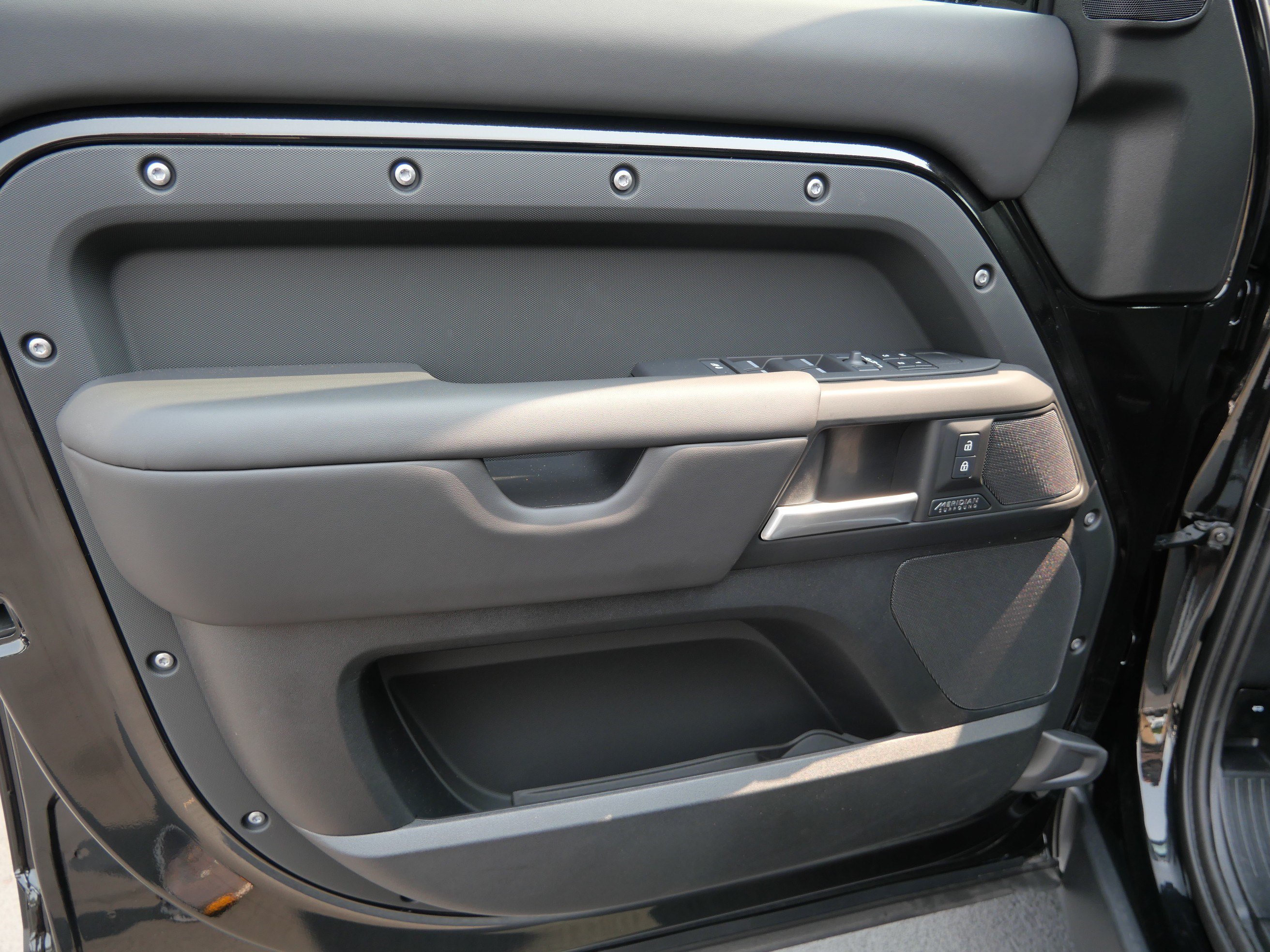 New 2026 Santorini Black Land Rover X-Dynamic SE image 4