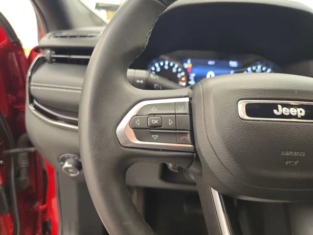 Used 2023 Redline Pearlcoat Jeep Latitude image 29