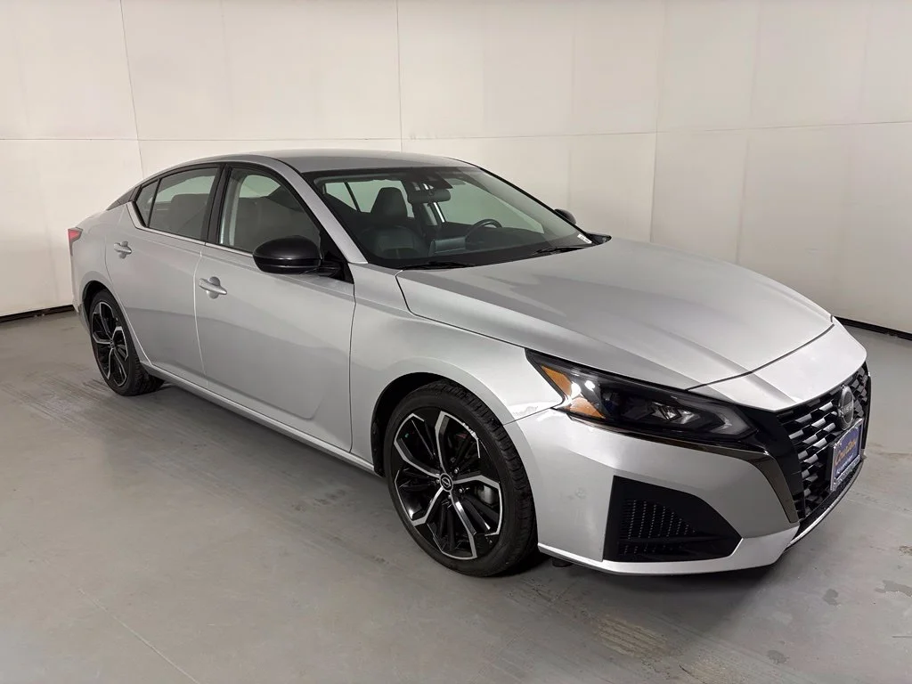 Used 2024 Silver Nissan 2.5 SR image 2