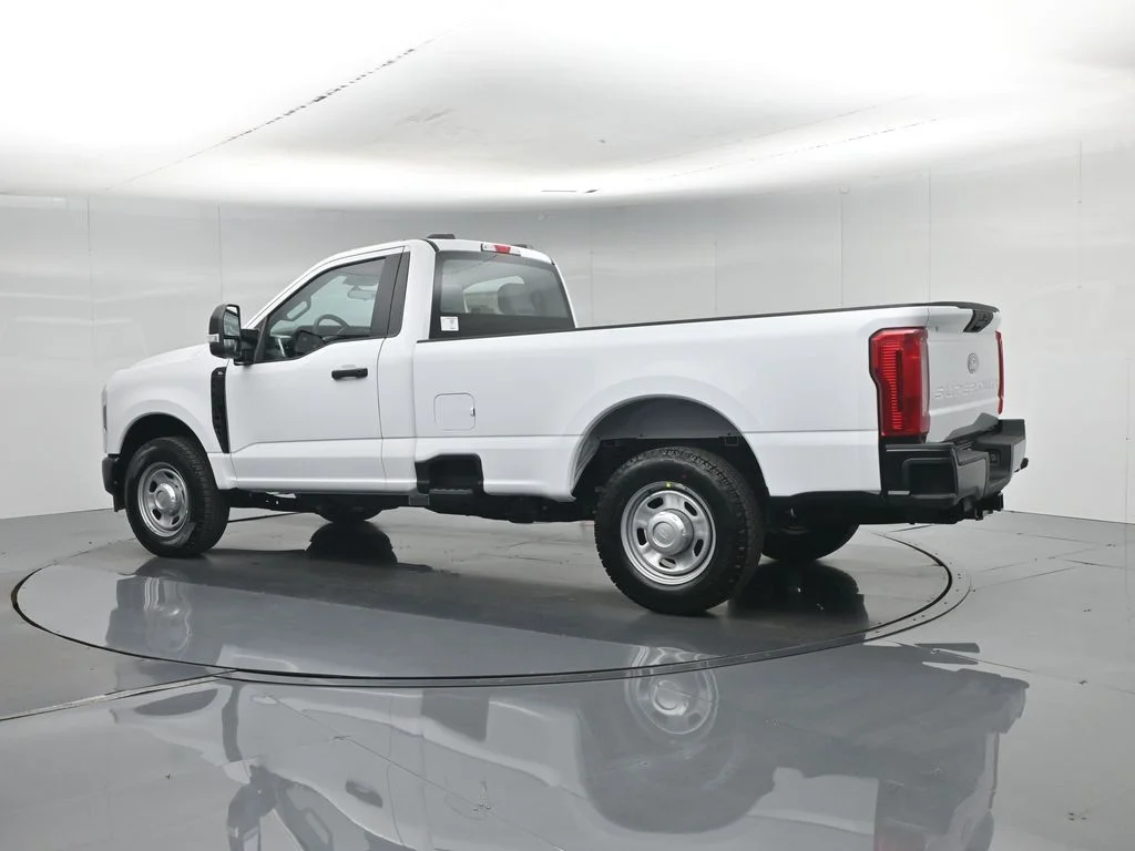 New 2027 Oxford White Ford XLT image 6