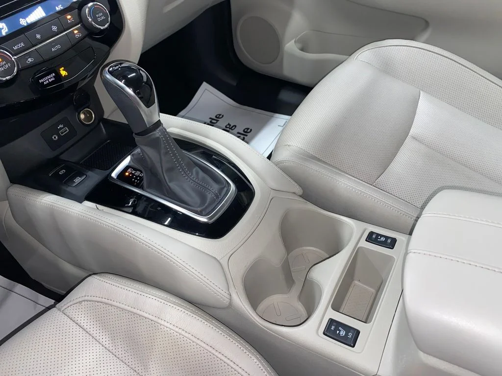 Used 2020 Silver Nissan SL image 17