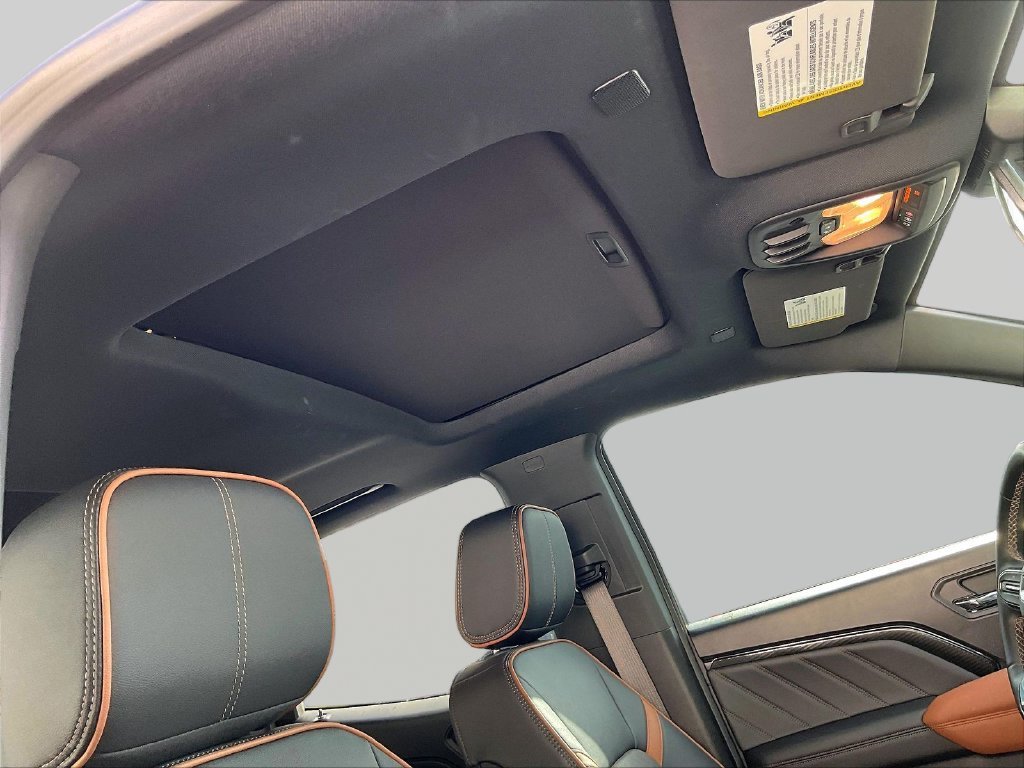 Used 2025 White GMC AT4 image 22