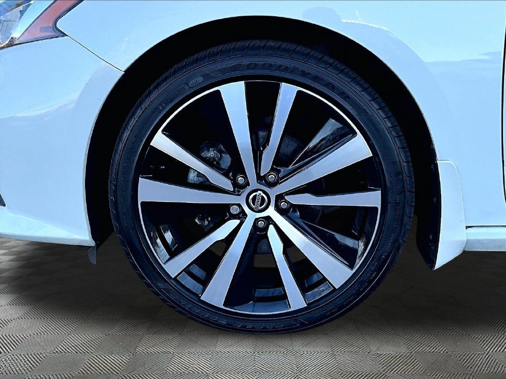 Certified Used 2021 White Nissan 2.5 SR image 7