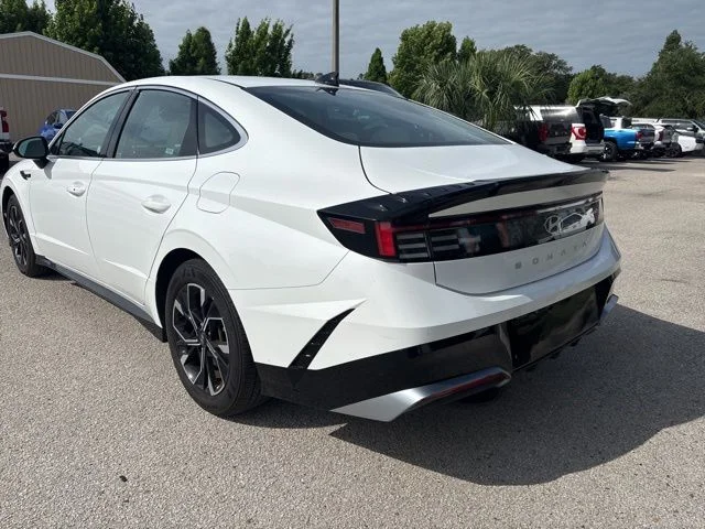 Used 2025 White Hyundai SEL image 7