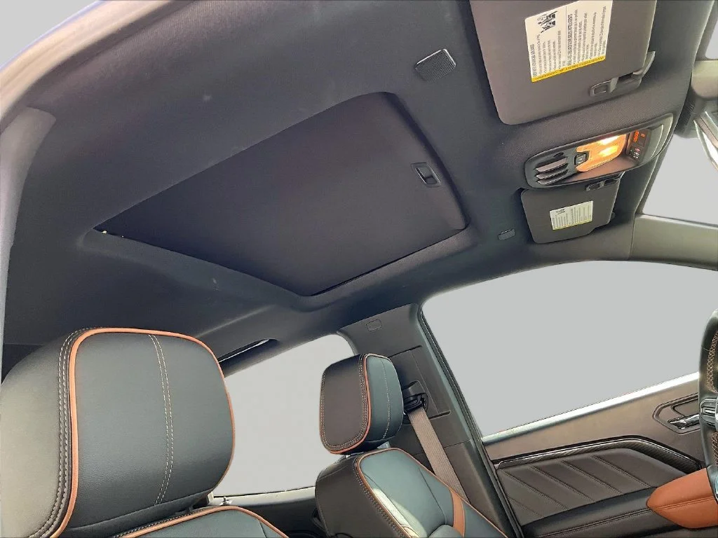 Used 2025 White GMC AT4 image 22