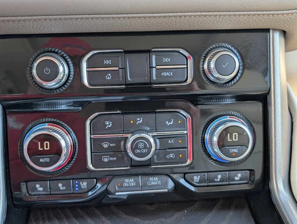 Used 2023 White GMC Denali image 26