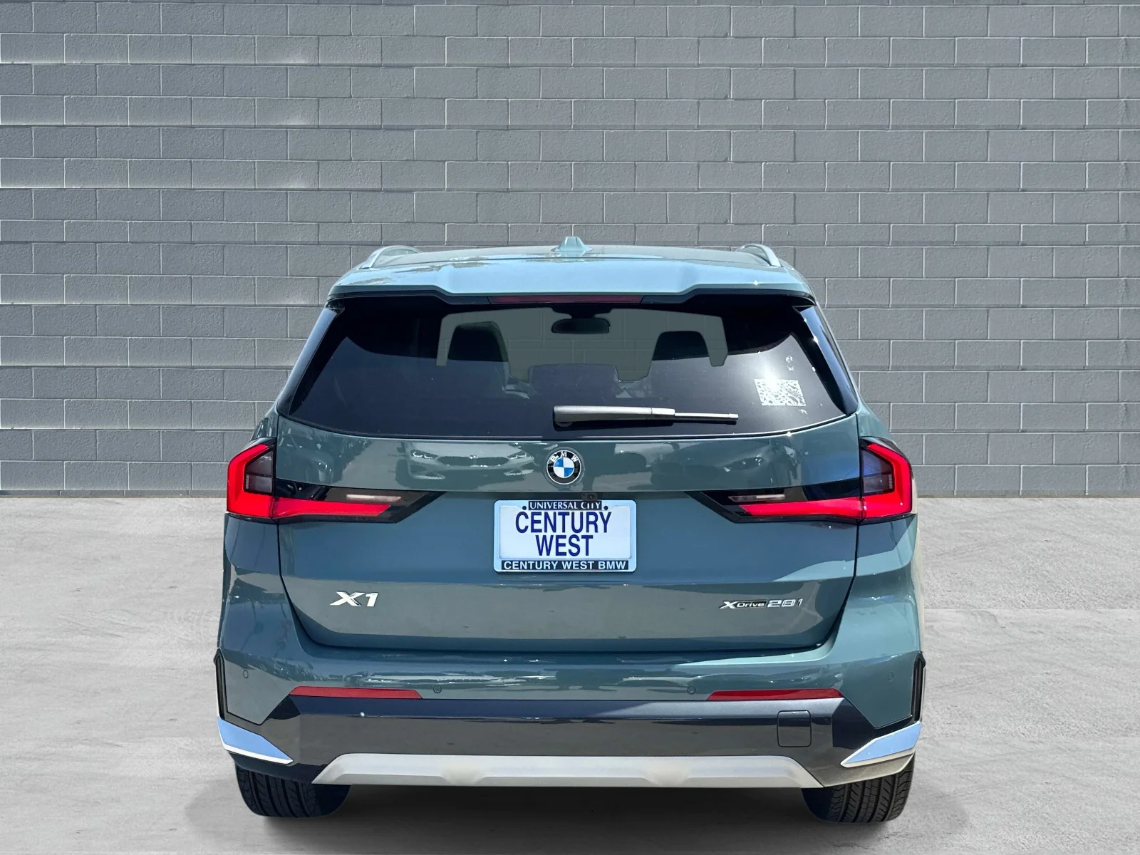 New 2026 Cape York Green Metallic BMW xDrive28i image 3