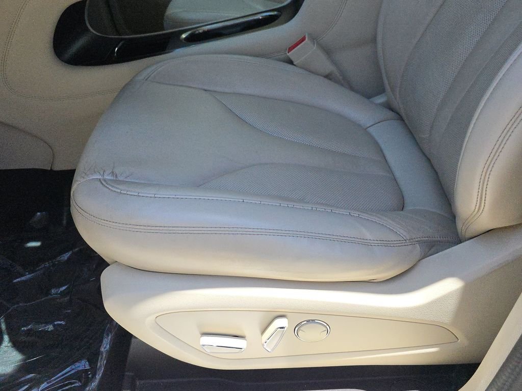 Used 2016 Silver Lincoln Select image 20