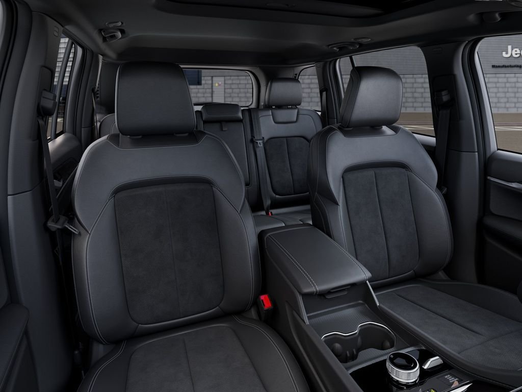 New 2026 Diamond Black Crystal Pearl-Coat Exterior Paint Jeep Laredo Altitude image 16
