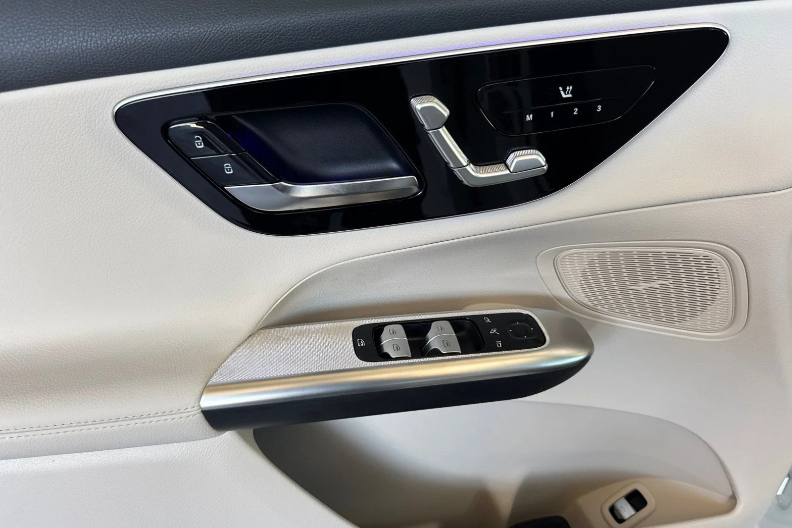 New 2027 Polar White Mercedes-Benz GLC 300 image 8