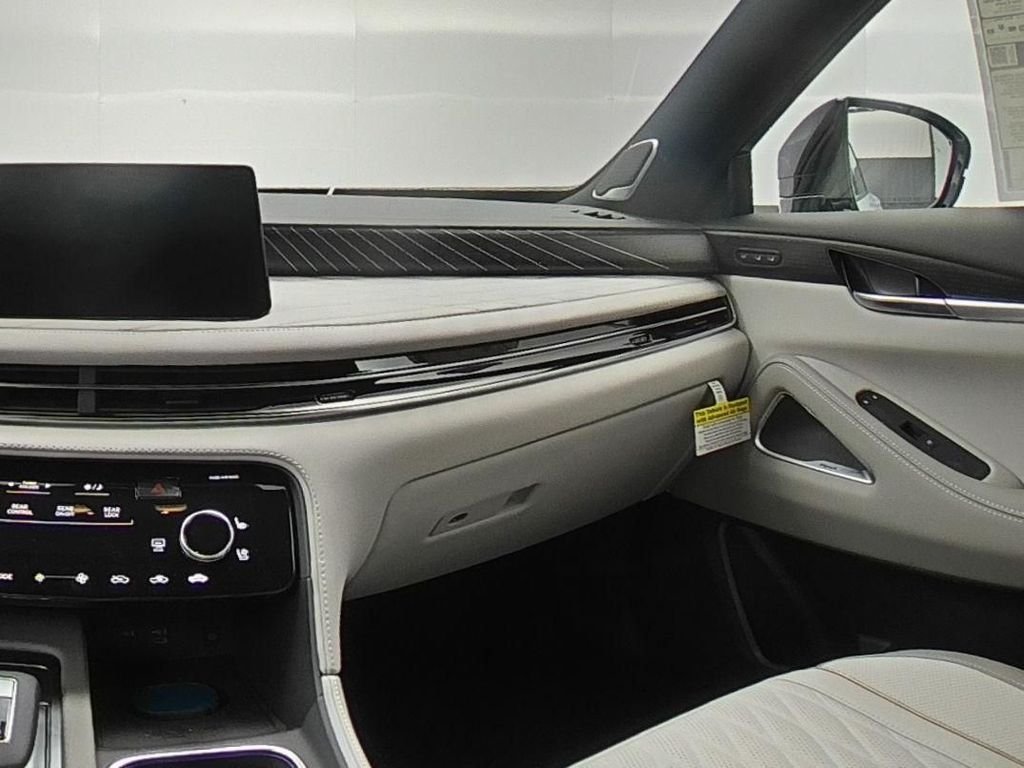 New 2027 2T RAD WHT INFINITI Autograph AWD image 30