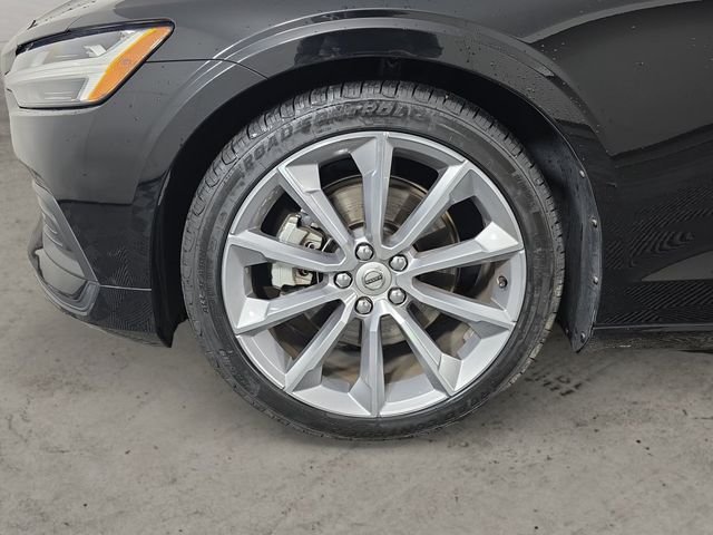 Used 2019 Black / Stone Volvo T5 Momentum image 9