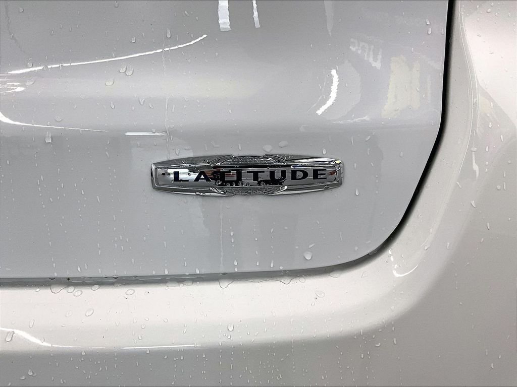 Used 2022 Bright White Clearcoat Jeep Latitude image 27