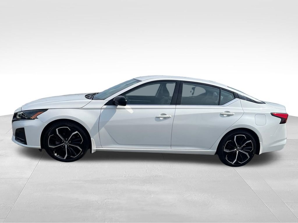 Used 2023 White Nissan 2.5 SR image 2
