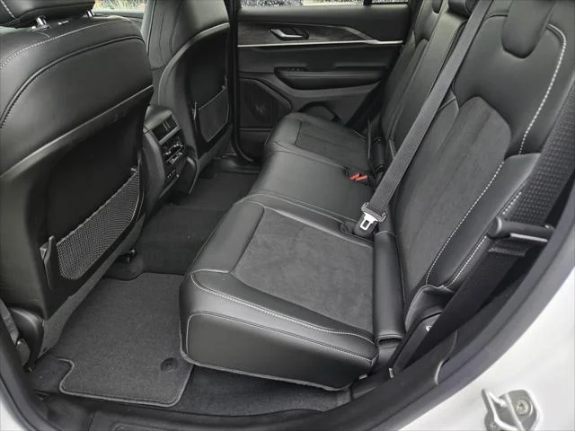 New 2026 Bright White Clear-Coat Exterior Paint Jeep Altitude image 17