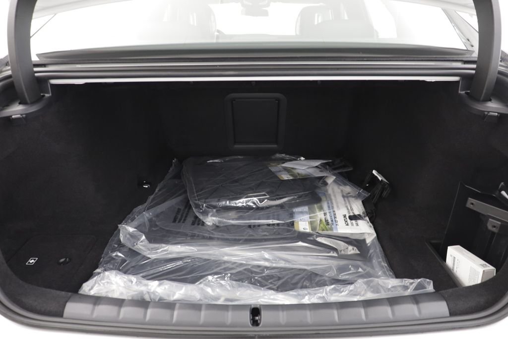 New 2026 Mineral White Metallic BMW 740i xDrive image 19