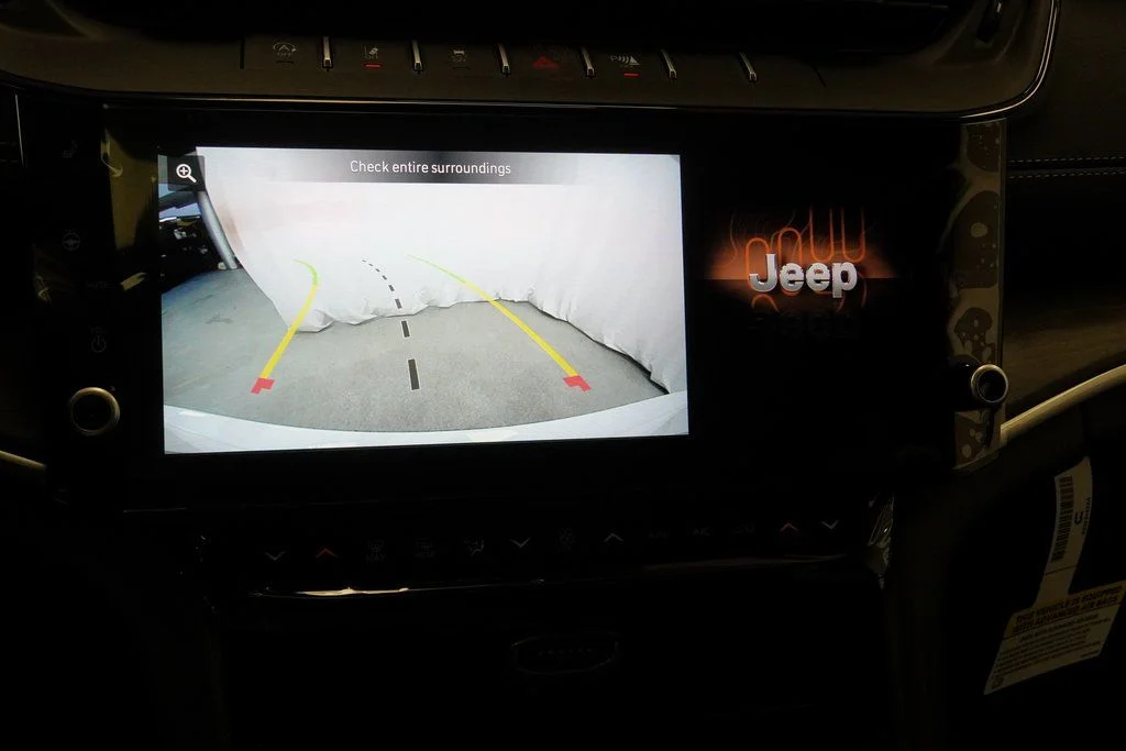 New 2026 Bright White Clear-Coat Exterior Paint Jeep Laredo Altitude image 24
