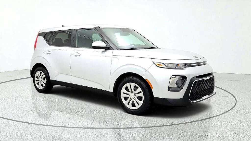 Used 2021 Sparkling Silver Kia LX IVT image 3
