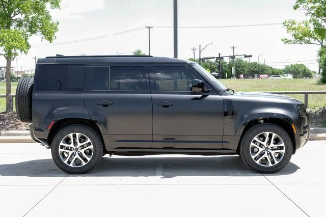 New 2026 Santorini Black Land Rover X-Dynamic SE image 8