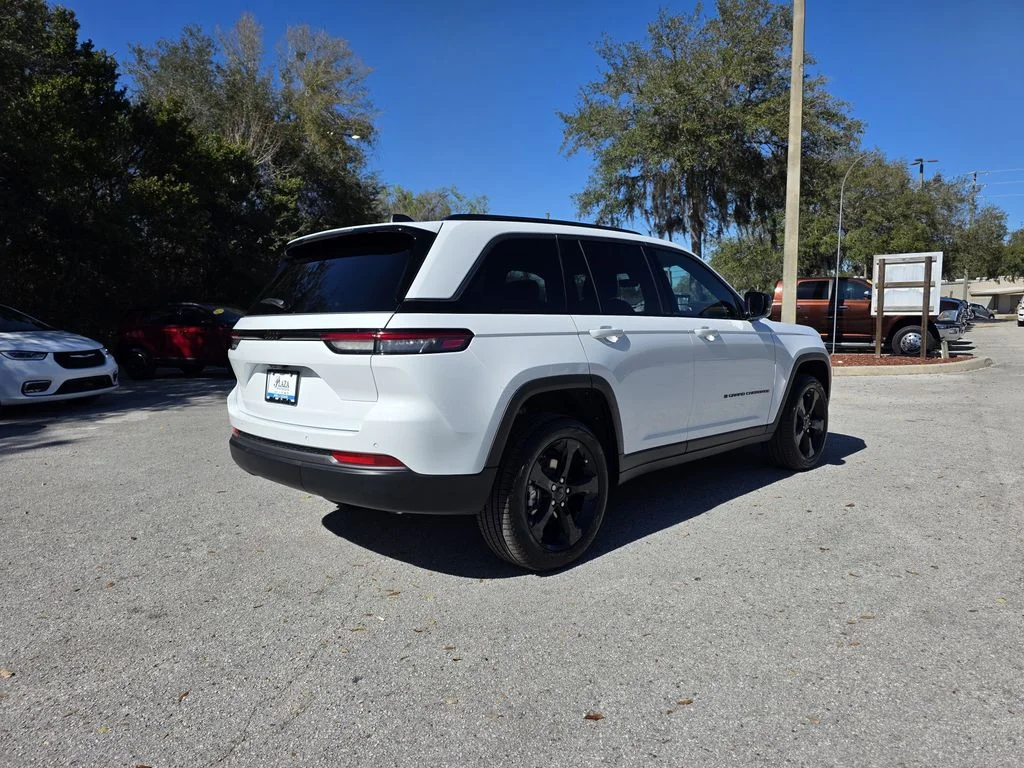 New 2026 Bright White Clear-Coat Exterior Paint Jeep Limited image 4