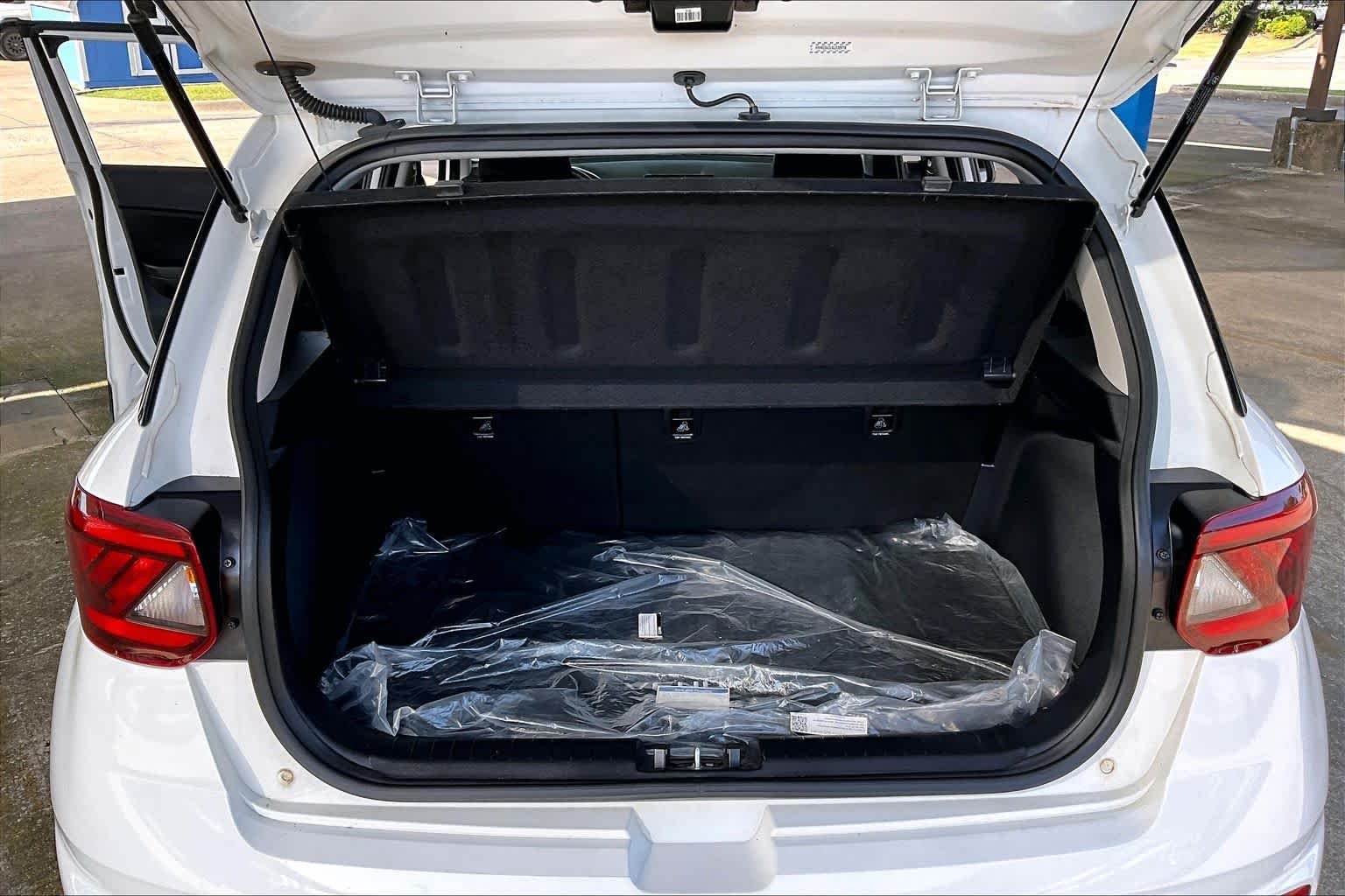 Used 2024 Lunar White Hyundai SEL image 33