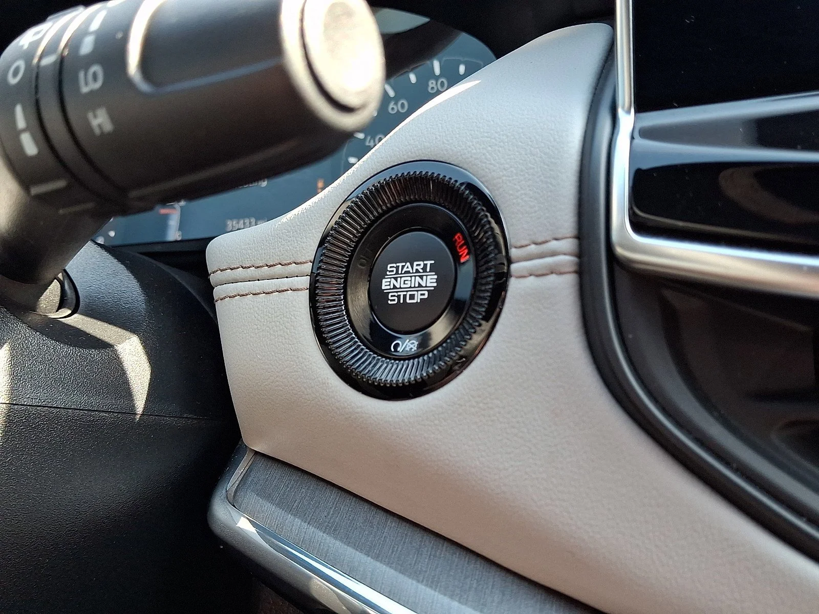 Used 2023 Diamond Black Crystal Pearlcoat Jeep Limited image 23