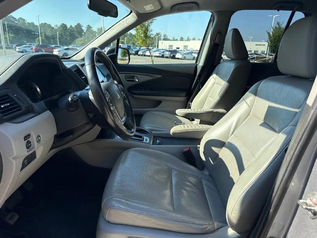 Used 2018 Lunar Silver Metallic Honda RTL-T image 12