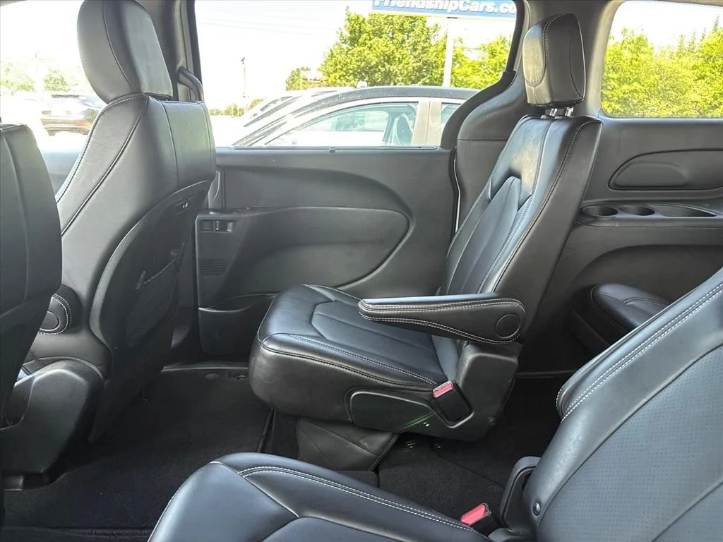 Used 2025 White Chrysler Select image 18
