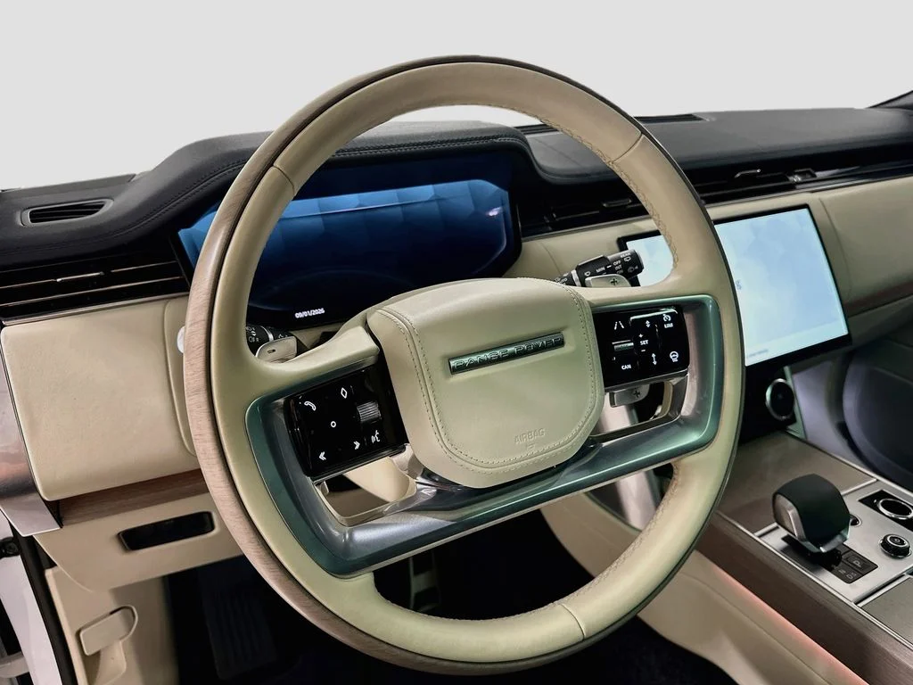 Used 2023 Fuji White Land Rover SE image 4